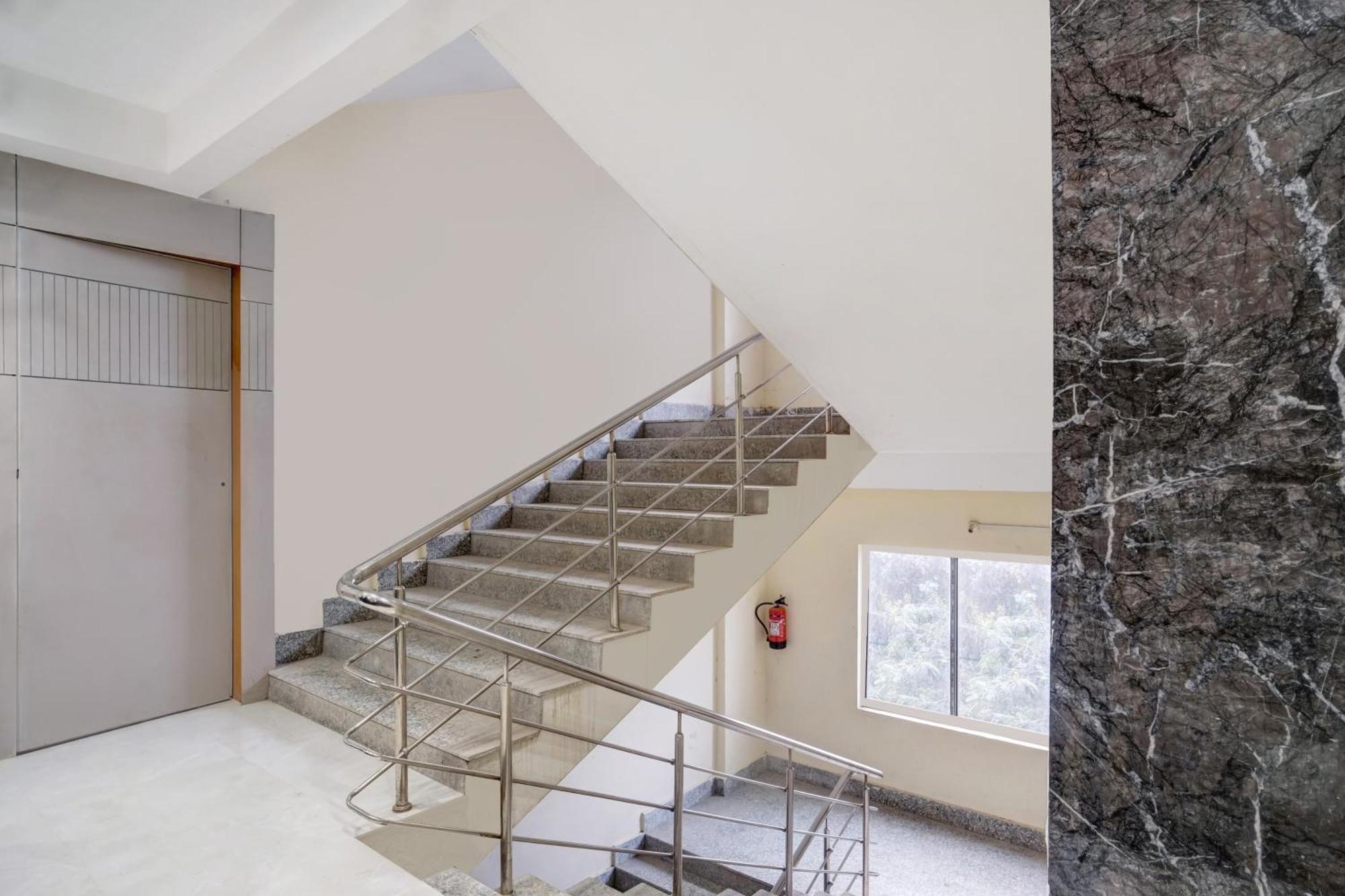 Super Townhouse Oak Sarusajai Stadium Dispur Extérieur photo
