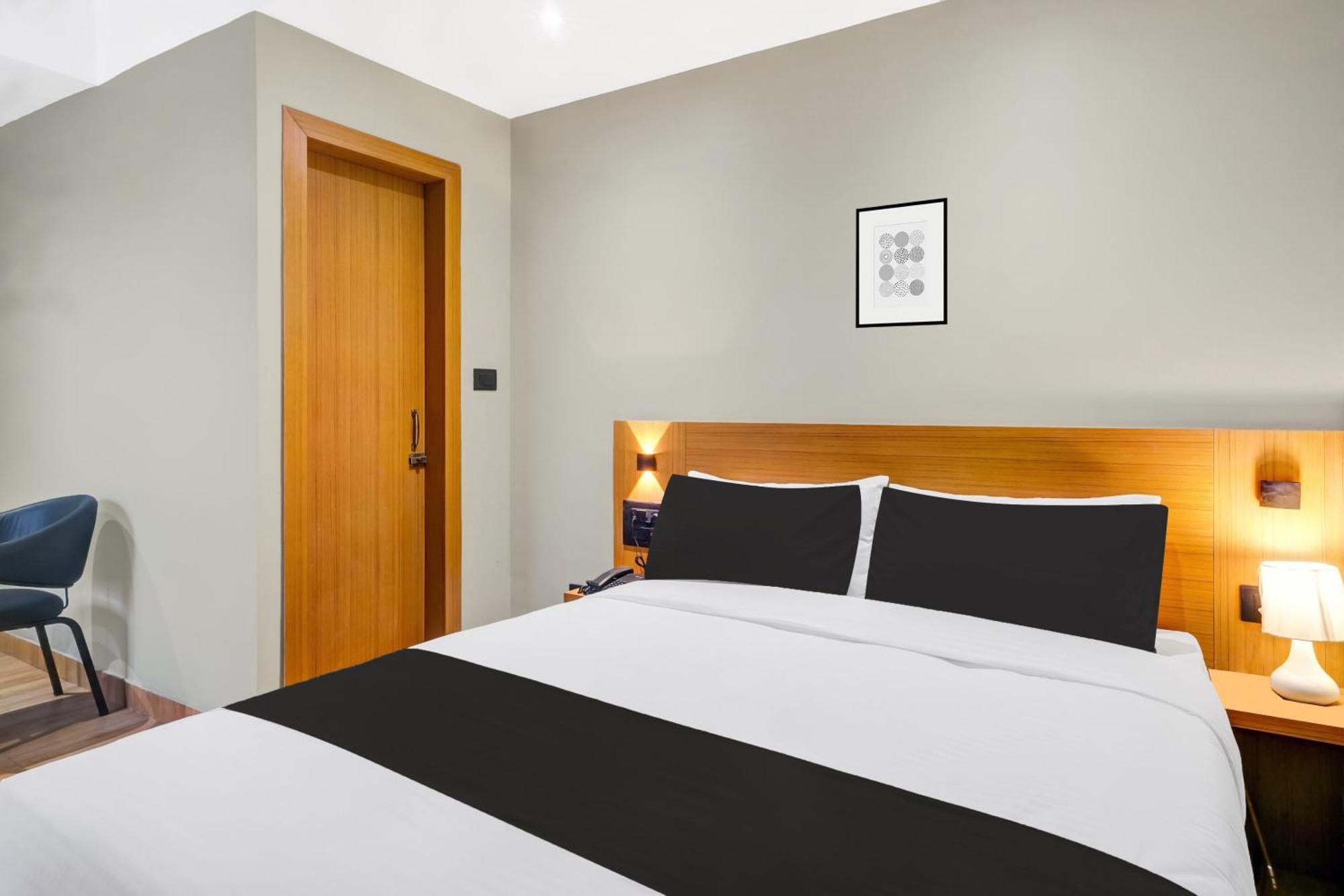 Super Townhouse Oak Sarusajai Stadium Dispur Extérieur photo